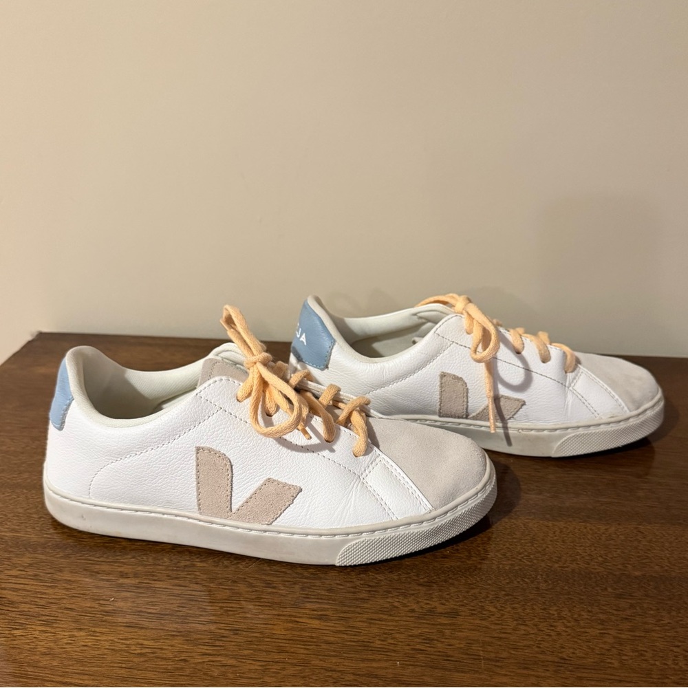 Girl’s Veja Sneakers - Size 5 US
White Sable Steel